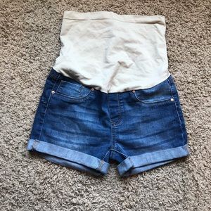 Size small maternity shorts never worn.